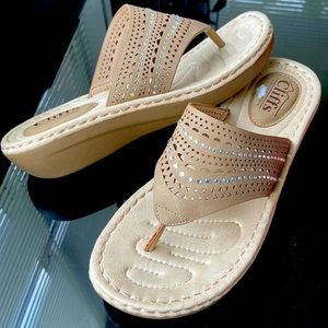 CLIFFS BY WHITE MOUNTAIN  BEIGE THONG COMPACT WEDGE SANDALS